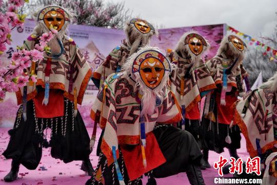 图为4月1日，开幕式上的藏戏表演《扎西雪巴》?！≌攀毓?摄