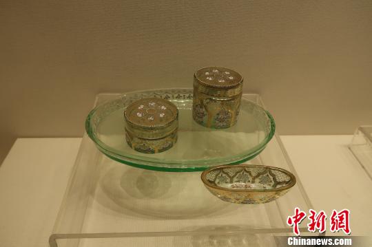 清绿玻璃描金花纹餐具?！『?摄