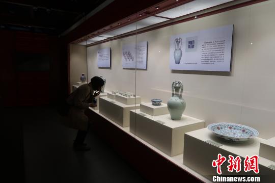 观众观看百件文物。　韩宏 摄