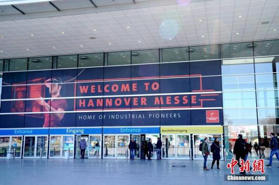4月1日，2019年德国汉诺威工业博览会正式开幕。图为参观者当天步入设于汉诺威展览中心的工博会展区。<a target='_blank' href='http://www.chinanews.com/'>中新社</a>记者 彭大伟 摄