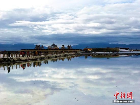 资料图：茶卡盐湖。 袁凤芳 摄