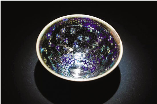 宋 曜变天目建盏（1951年定为日本国宝）
口径: 12.2cm 高度: 6.4cm 藏于大德寺龙光院
束口、深腹，釉斑随着光线变化色泽，黑斑点外套着蓝紫色光环，具有幽玄之美。据传这件曜变在明朝传到日本，是龙光院的创建者江月宗玩所有，1606年被视为镇院之宝，作为佛器供奉。