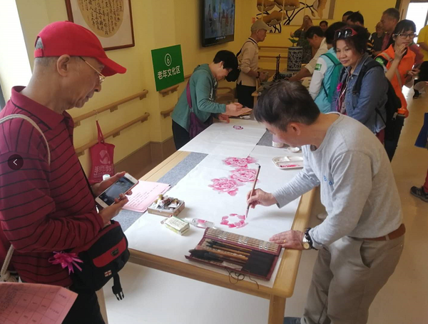 社区居民挥毫泼墨，为活动助兴