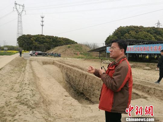 周润垦在介绍发掘出的古河道遗址?！≈由?摄