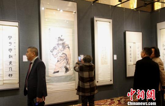 图为民众在参观书画展览?！〈藜衙?摄