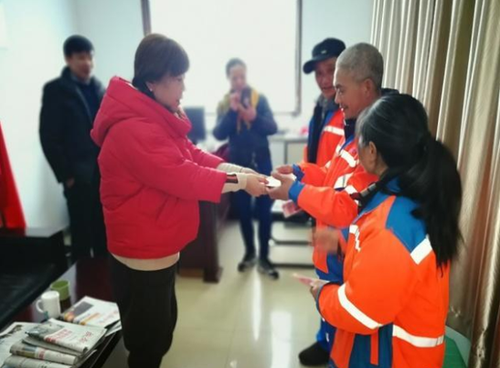 环卫工寒冬跳下河救起落水老人 获评道德模范称号