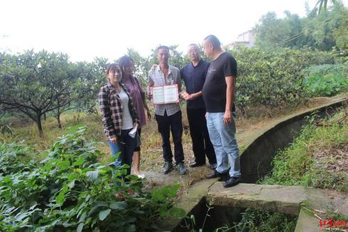 环卫工寒冬跳下河救起落水老人 获评道德模范称号