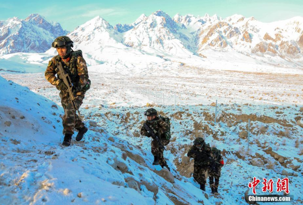 近日，驻守在新疆喀什地区的武警新疆总队某机动支队官兵在高原高寒环境和复杂地域条件下组织开展为期一周的“魔鬼周”极限训练。此次极限训练重点对特战队员体能、技能、心理、意志等内容进行了训练，全面提升了特战队员在高原高寒、复杂环境下的技战术水平。文 图 柯大为 赵富亮