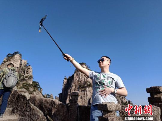 游客自拍留念。　汪新平 摄