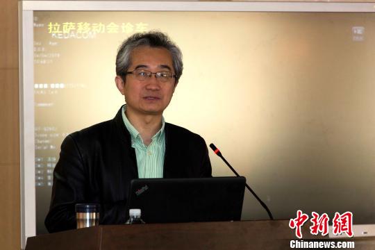 图为专家开展讲座。　贡桑拉姆 摄