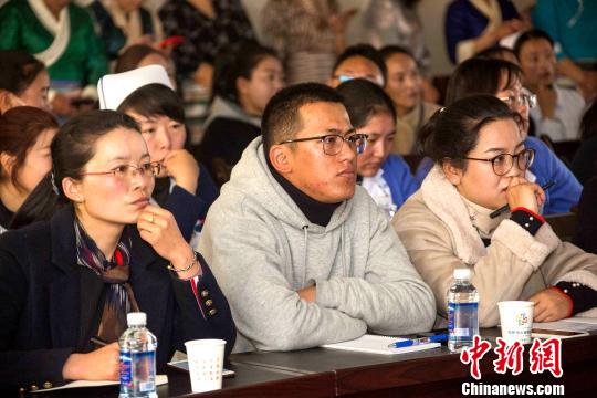 图为医护人员听专家讲座?！」鄙＠?摄