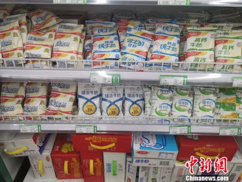 图为超市里的乳品区。 谢艺观 摄