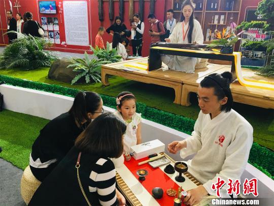 世界大健康博览会现场的武当文化节目展演 马芙蓉 摄