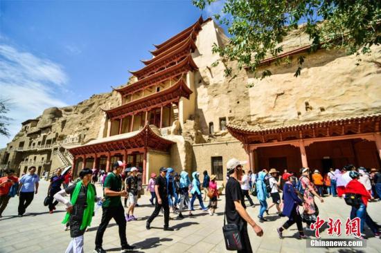 资料图：莫高窟游人如织。王斌银 摄