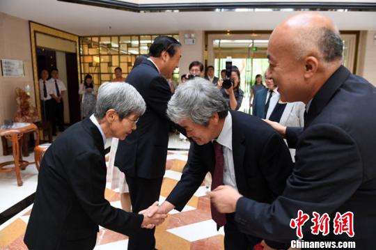 图为2018年8月初，王旭东(右)参加平山郁夫丝绸之路美术馆文物展?！⊙钛廾?摄