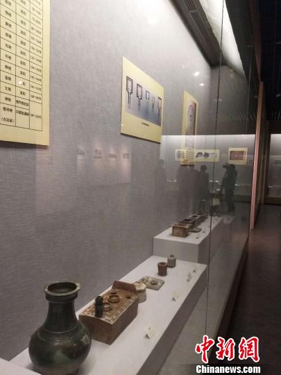 图为洛阳出土文物展?！⊙畲笥?摄