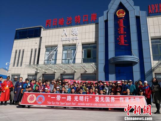 图为口岸联检单位工作人员与入境患者合影?！『Ｅ?摄