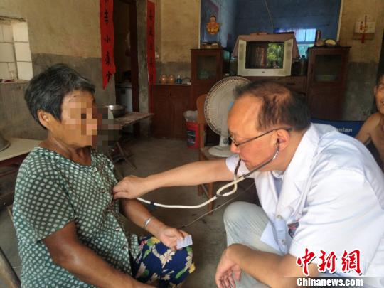 钟祥市人民医院医疗专家进村入户，将优质资源下基层，致力提升服务惠百姓。(资料图) 钟欣 摄