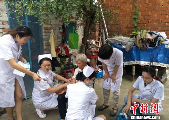 钟祥市人民医院开展“百名医生下基层，健康扶贫访万民”活动。(资料图) 钟欣 摄