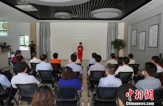 图为活动现场?！≌跑缫?摄