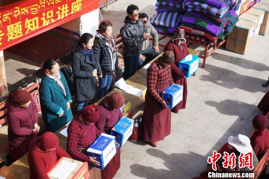 图为4月10日，活动向雄色寺僧尼赠送各类物品。　张伟 摄