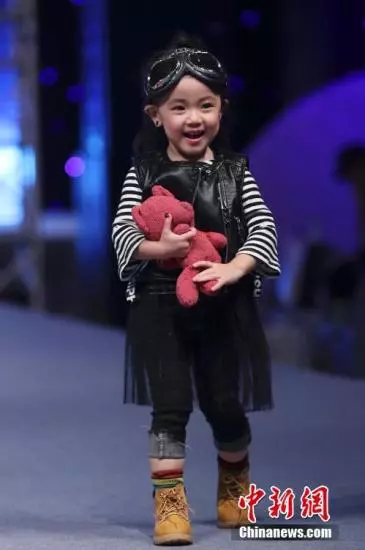 童模江湖:一天收入能上万 有童模为拍摄不上幼儿园