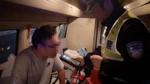 合肥网约车司机醉驾还想接单 被交警抓个正着