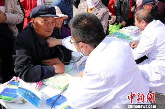 图为下乡义诊。(资料图) 湟源县卫生健康局 摄