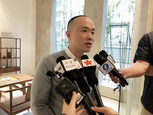 国号白茶创始人李国进表示，国号始终坚持着“真”的品牌理念。力求最质朴地还原出白茶本真的味道。让爱茶人喝到好茶，让喝茶人爱上白茶。                       新华网记者 张婷婷 摄影