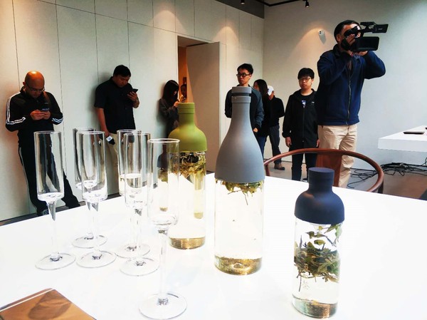 工艺创新、口感回甘的冷泡白茶携带非常方便、不烫口，开瓶即可享用，深受爱茶族的欢迎。