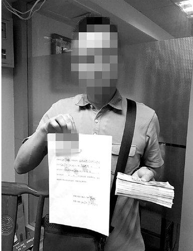 借款人签下借款合同后，拍照留证。这是“套路贷”的行规。