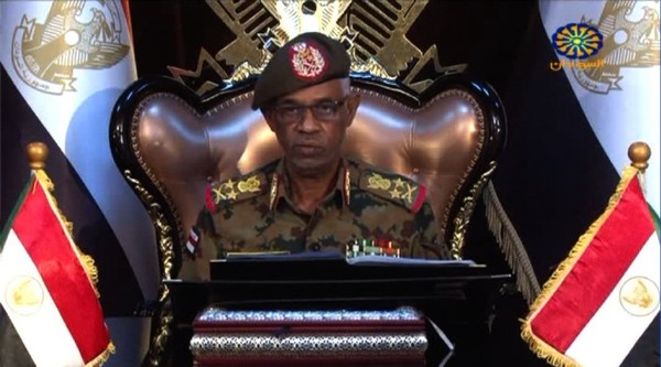 苏丹街头抗议者欢呼过渡军事委员会主席辞职