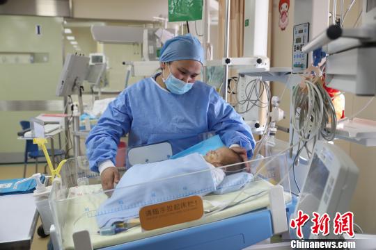 跨越两千公里的转运救治后，在该院心血管中心的努力下，只有28天大的汗汗成功接受手术，获得新生?！≤缝?摄