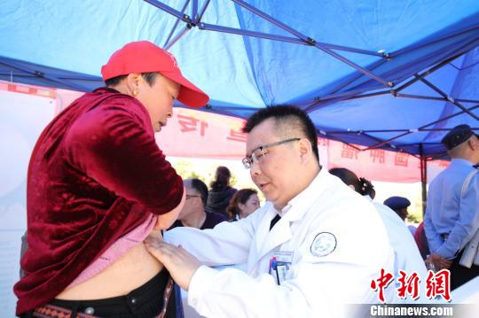 图为重庆大学附属肿瘤医院医生现场为群众义诊。肿瘤医院供图