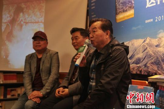 图为青海省摄影家协会主席蔡征、《发现青?！飞阌巴吵锔鹩裥?、西海都市报摄影部主任张海东三位嘉宾为西宁的读者深度解读《发现青海100个最美观景拍摄点》?！±钆嘣?摄