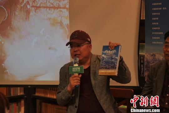 图为西海都市报摄影部主任张海东介绍《发现青海100个最美观景拍摄点》?！±钆嘣?摄