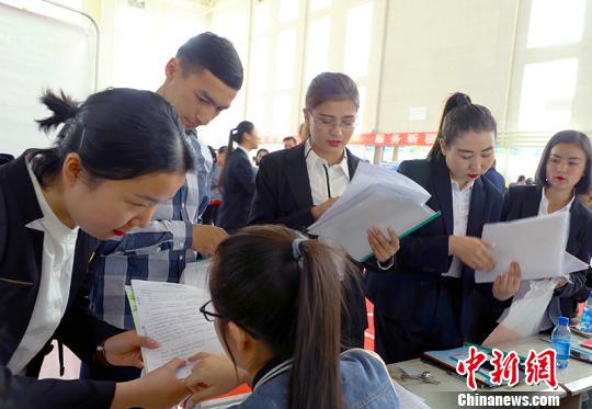 此次招聘会共吸引来自全疆的278家用人单位参加?！≌运?摄