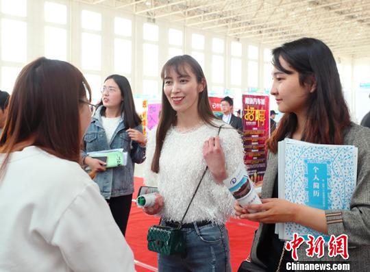 3000余名毕业生参加招聘会?！≌运?摄