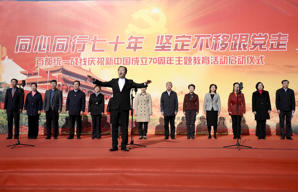 5.在指挥带动下，一同唱响“歌唱祖国》，活动推向高潮jpg