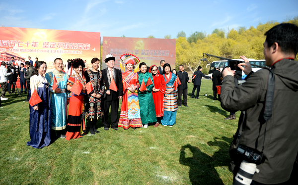 13、首都统一战线各民主党派成员活动后留影纪念