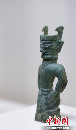 图为三星堆青铜跪坐人像?！》读?摄