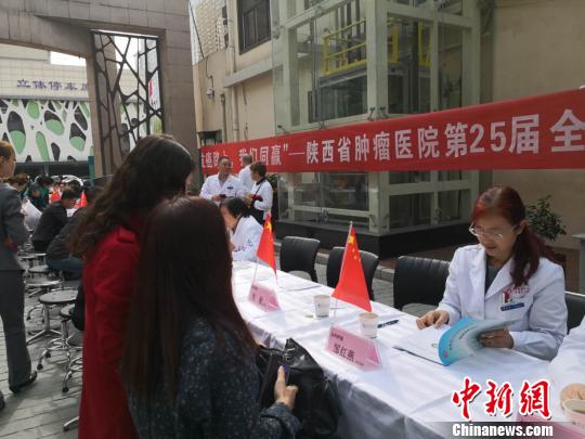 图为义诊活动现场?！“⒘漳?摄