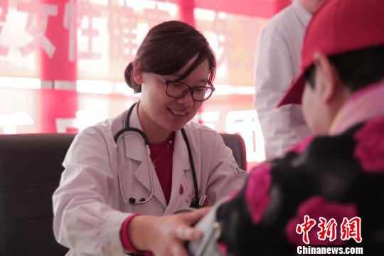 永乐店社区卫生服务中心在场地内开展义诊咨询活动，对居民提出的健康问题解答?！】苷?摄