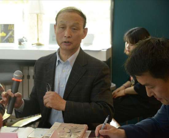 著名人文学者、中央数字书画频道主讲人任德山先生（左一）就书法艺术的时代特性和精神价值作以系统的阐释