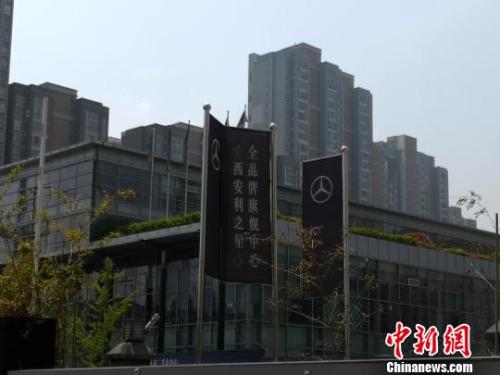 图为涉事奔驰4S店?！〉程镆?摄