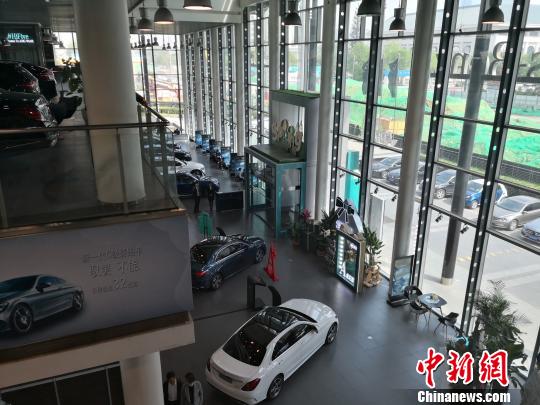 图为涉事奔驰4S店?！〉程镆?摄