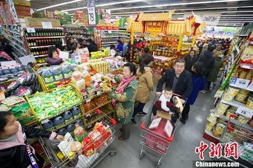 资料图：民众在超市购买生活用品。<a target='_blank' href='http://www.chinanews.com/'>中新社</a>记者 张云 摄