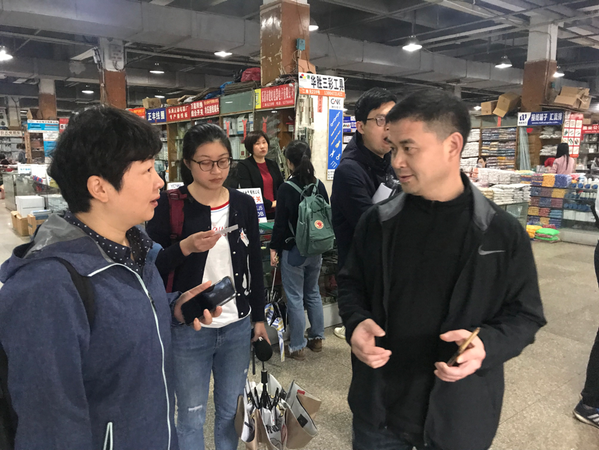 图一：4月10日，在温州乐清柳市镇中国电器城长虹村党支部书记郑海江向本报（网）记者详细介绍中国电器城的来世今生……