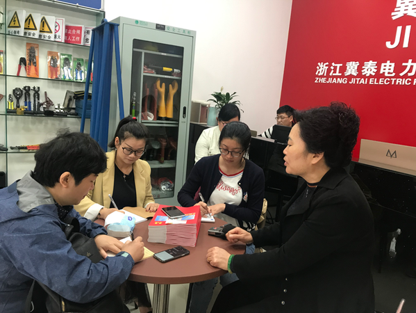 图二：30年前就从河北沧州来柳市创业的浙江冀泰电力器材有限公司女老板刘春香一边理货一边与本报（网）记者聊着。