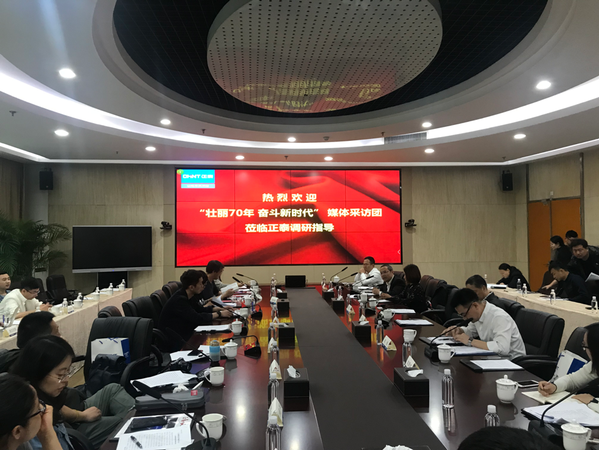 图三：本报（网）记者在柳市正泰集团采访，听取集团公司党委书记吴炳池介绍正泰集团党建工作。